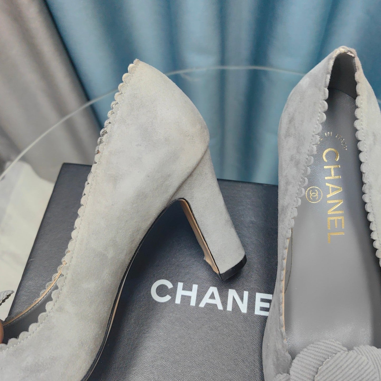 CHANEL HIGH HEELS 80 MM IN SPANISH GRAY SUEDE AND BLACK CALFSKIN WITH FLOWER