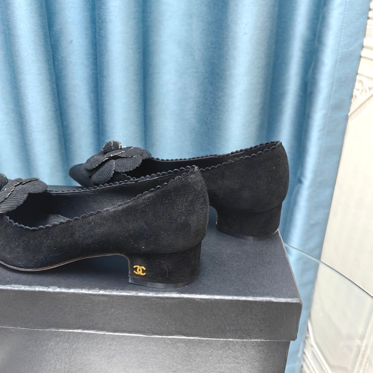 CHANEL MEDIUM HEELS IN BLACK SUEDE AND CALFSKIN WITH FLOWER