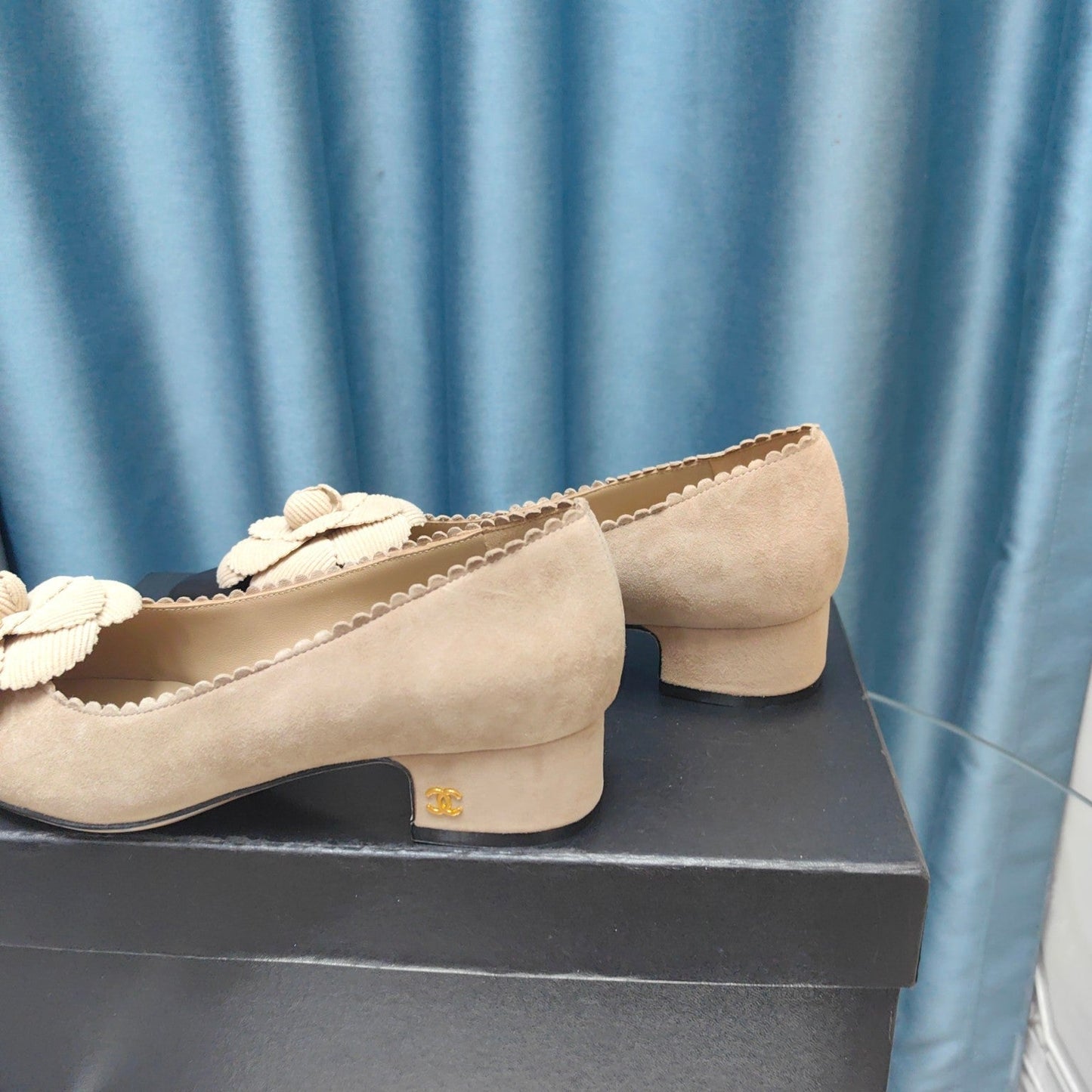 CHANEL MEDIUM HEELS IN TAN BEIGE SUEDE AND BLACK CALFSKIN WITH FLOWER