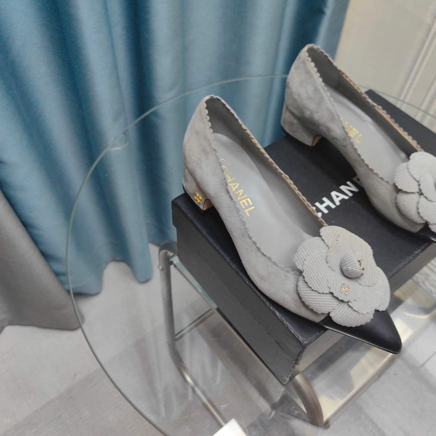 CHANEL MEDIUM HEELS IN SPANISH GRAY SUEDE AND BLACK CALFSKIN WITH FLOWER