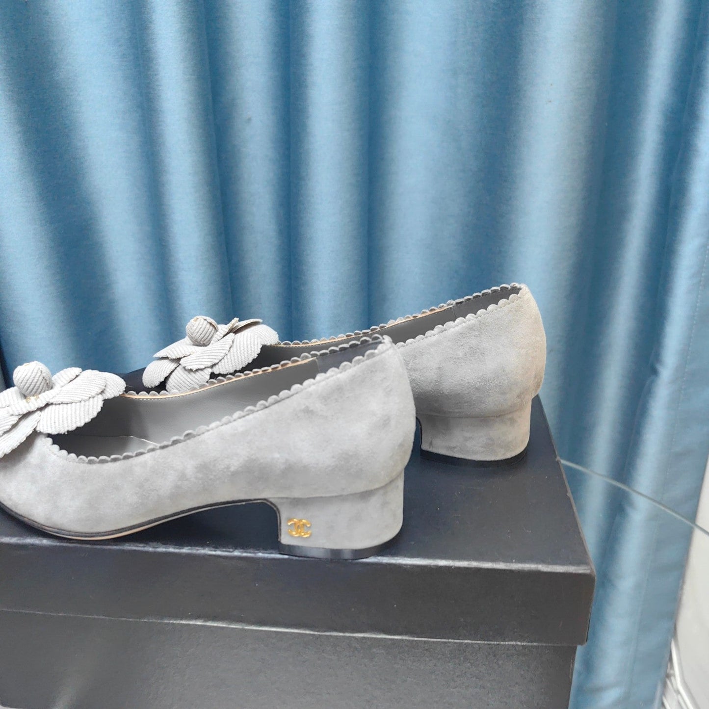 CHANEL MEDIUM HEELS IN SPANISH GRAY SUEDE AND BLACK CALFSKIN WITH FLOWER