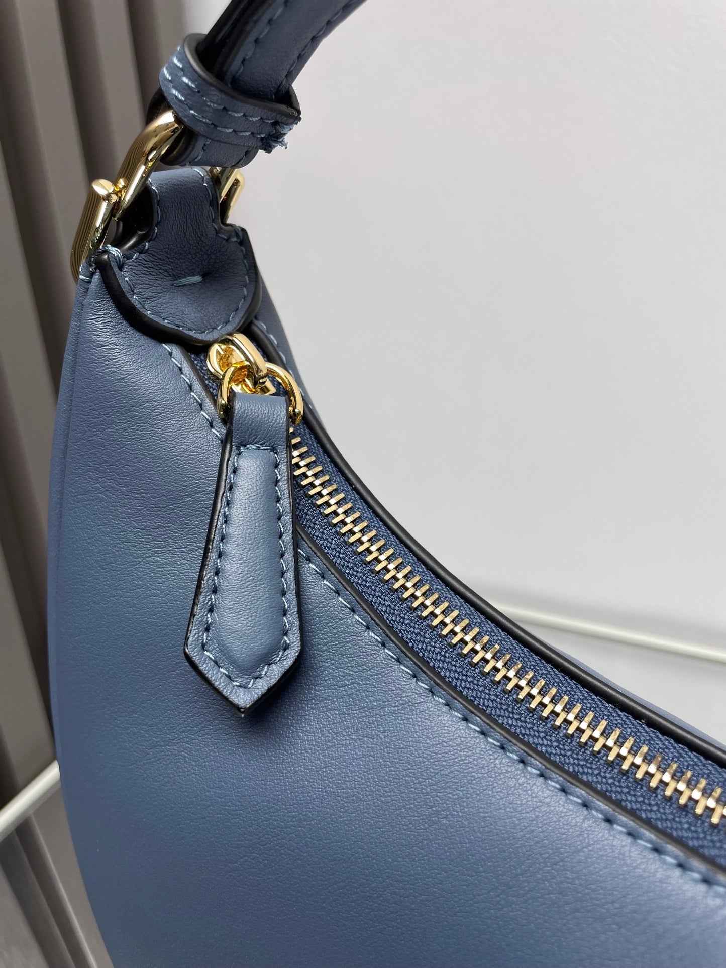 FENDIGRAPHY MEDIUM 29 IN QUEEN SMOOTH LAMBSKIN GOLD HARDWARE