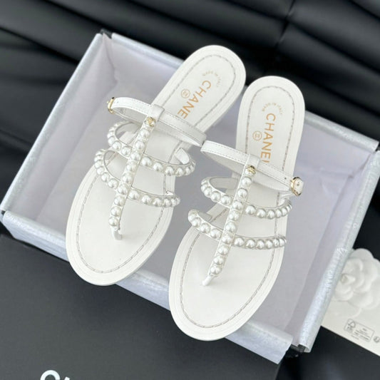 CHANEL MULE SLIPPERS WITH PEARL CHAIN IN WHITE LAMBSKIN