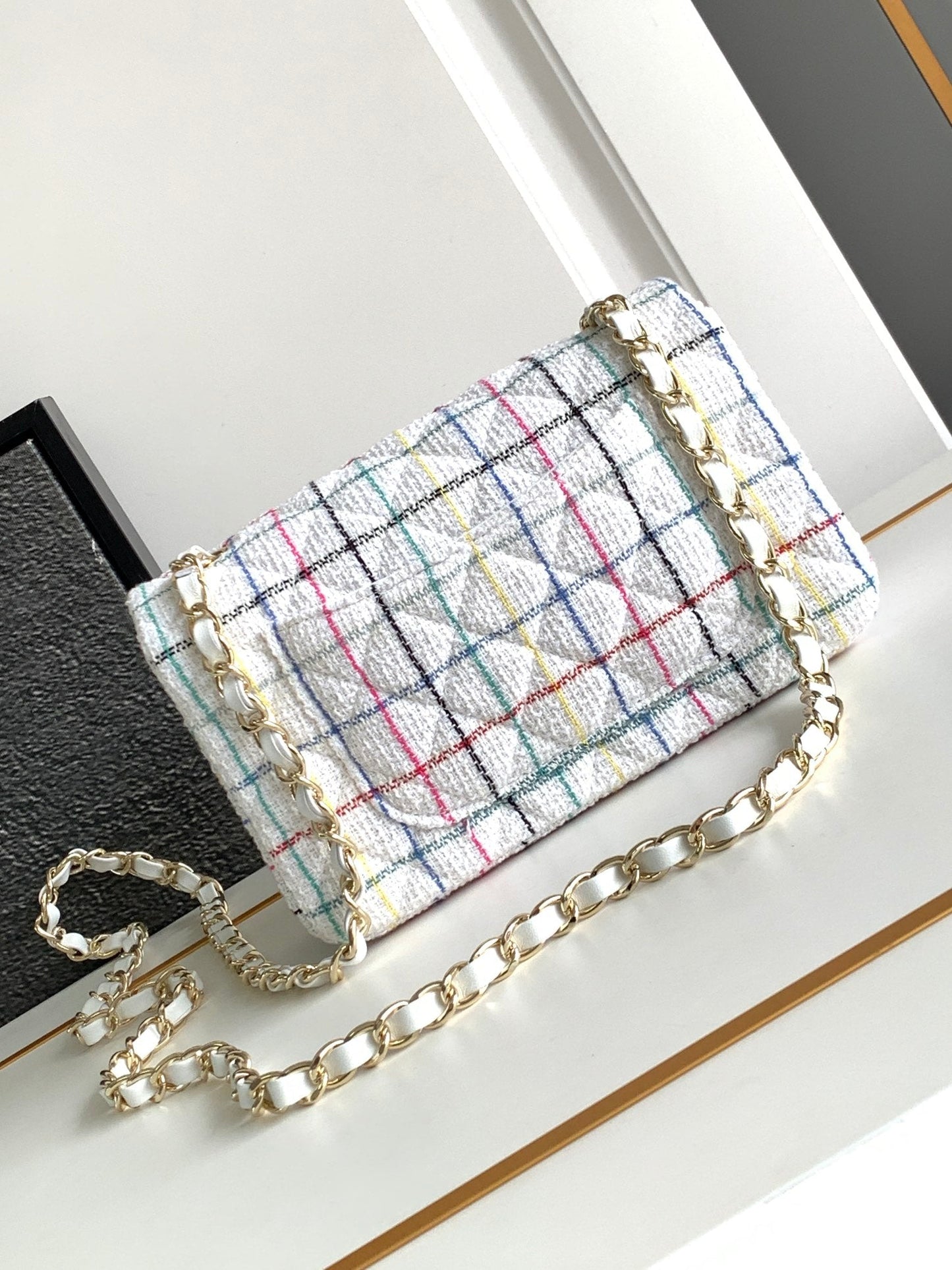 CHANEL MEDIUM 20 FLAP BAG IN WHITE WOOL TWEED