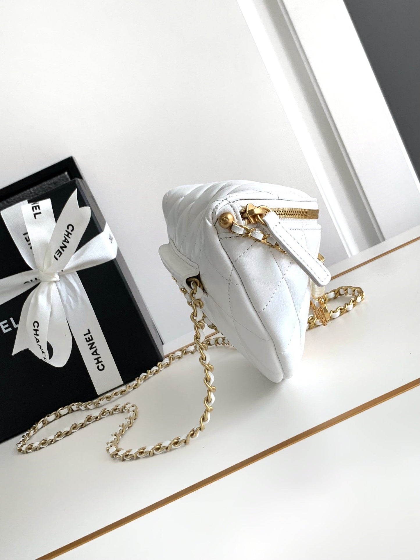 CHANEL WAIST 24 BAG IN WHITE CALFSKIN WITH PEARL CHAIN AND GOLD HARDWARE