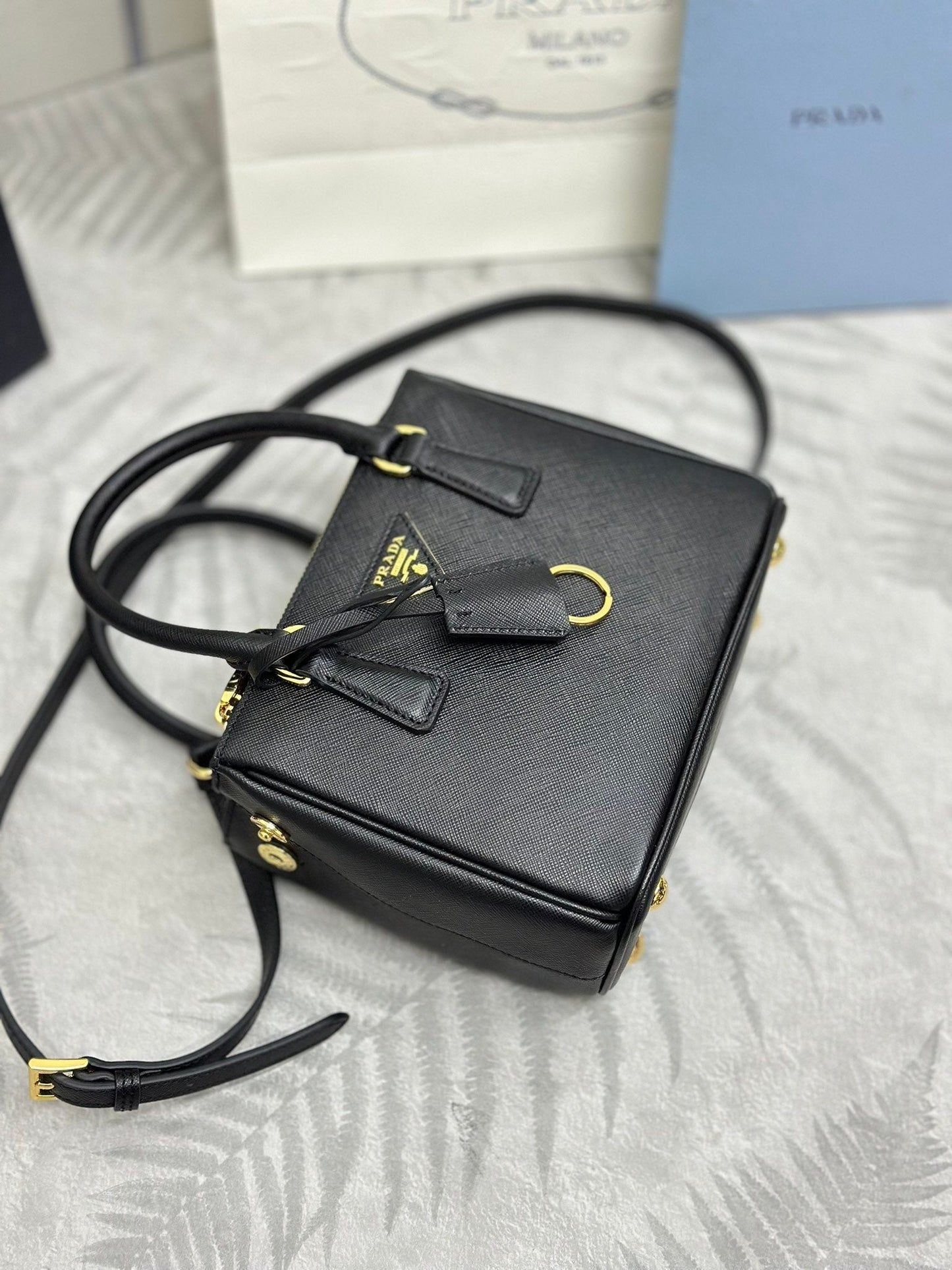 PRADA 25S GALLERIA MEDIUM BAG 20 IN BLACK CALFSKIN GOLD HARDWARE