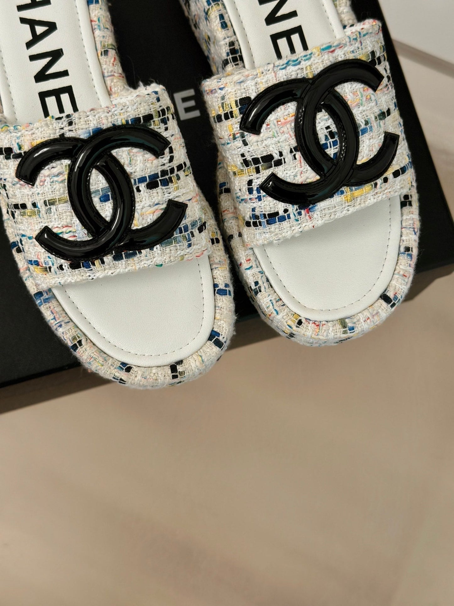 CHANEL CLASSIC SLIPPERS THICK SOLE IN MULTICOLOR TWEED