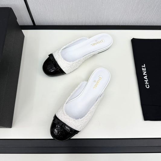 CHANEL BOW MULE IN WHITE FUR AND BLACK CALFSKIN