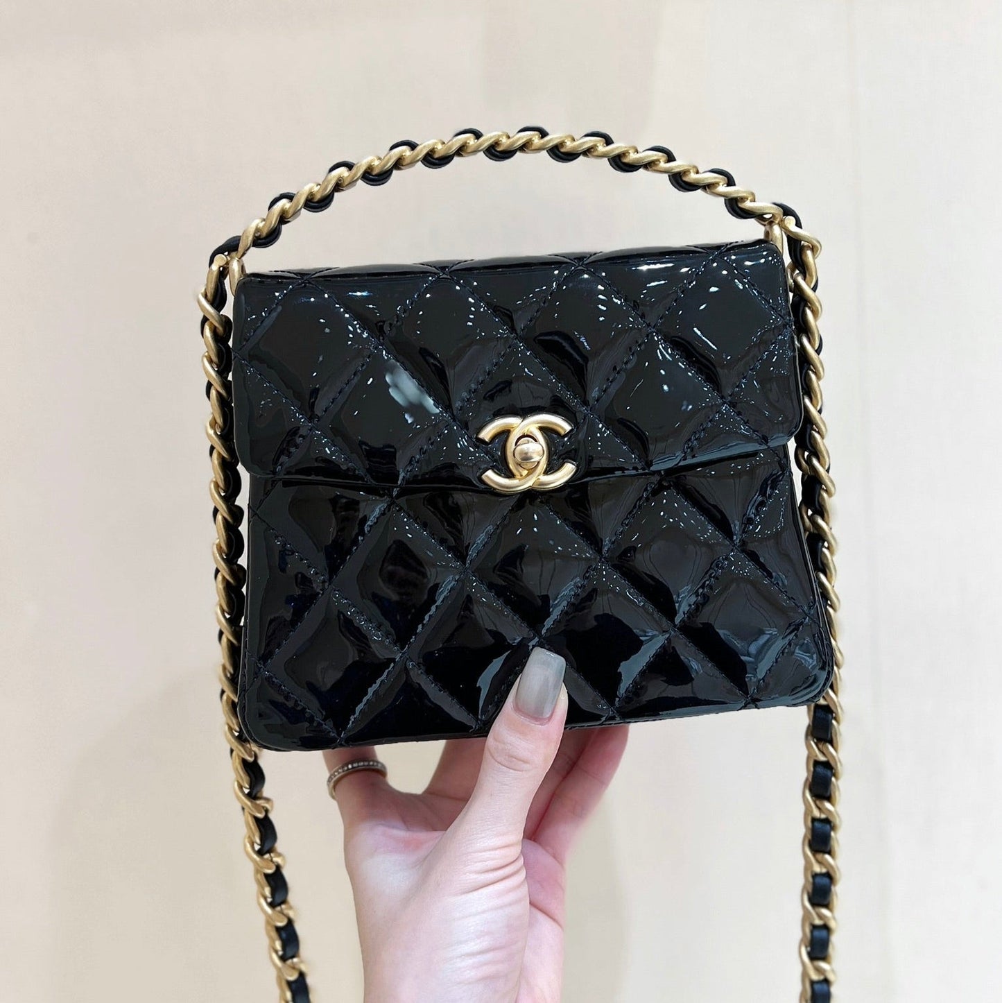 CHANEL 25S  TOTE CROSSBODY BAG 19 IN BLACK GLOSSY LEATHER WITH METAL HANDLE